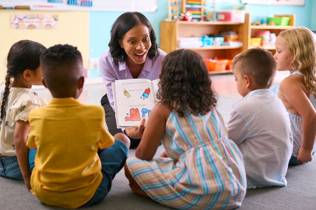 speech-delay-treatment woman teaching five children in a speech delay class